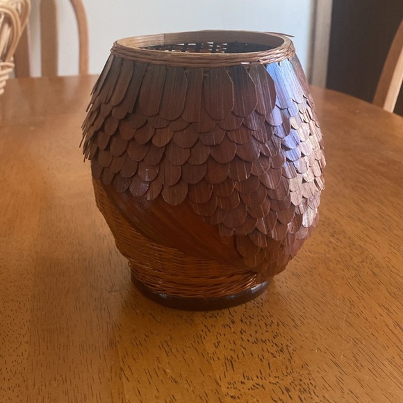 Vintage Shanghai Handicrafts Imported Animal Feather Wicker Basket Vase 1970’s - Picture 2 of 6